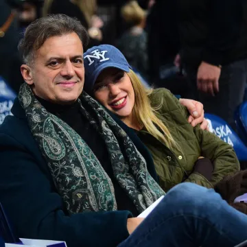 Sergej Trifunović i 24 godine mlađa supruga Isidora na utakmici: Zaljubljeni kao na početku