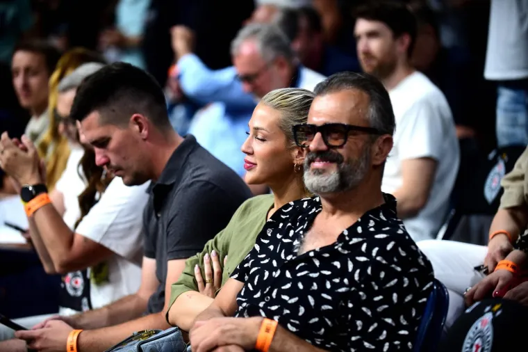 Sergej Trifunović i 24 godine mlađa supruga Isidora na utakmici: Zaljubljeni kao na početku