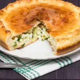 Isprobajte jednostavan recept za pitu s piletinom: Trik s dva sastojka daje savršeni okus