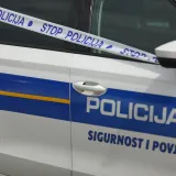 U stanu pronađen mrtav muškarac, žena prevezena u bolnicu