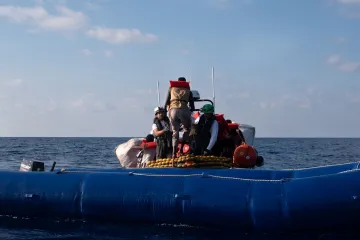 Prevrnuo se gumeni čamac: Nestale 42 osobe, samo sedam ih spašeno