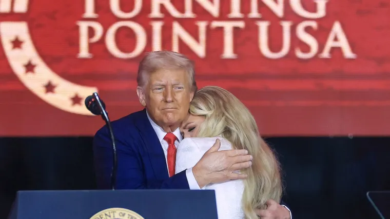 Nakon prisnog zagrljaja s Vanceom, pao poljubac s Trumpom: Erika Kirk ponovno na udaru kritika