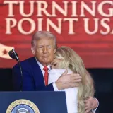 Nakon prisnog zagrljaja s Vanceom, pao poljubac s Trumpom: Erika Kirk ponovno na udaru kritika