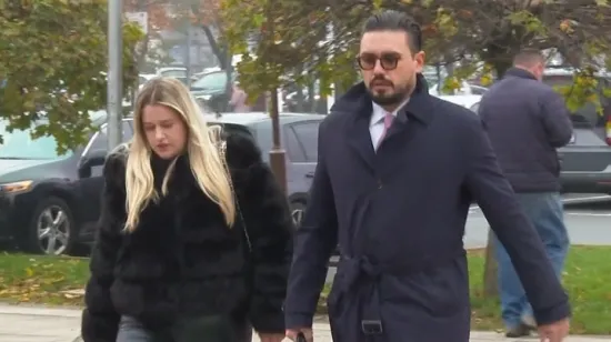 Policajka kojoj je prijetila Anna Dujić stigla na sud: Odvjetnik otkrio kako se osjeća