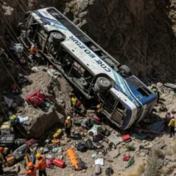 Autobus se strovalio u provaliju duboku više od 200 metara: Najmanje 37 poginulih!