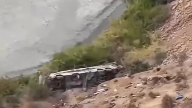 Autobus se strovalio u provaliju duboku više od 200 metara: Najmanje 37 poginulih!