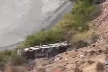 Autobus se strovalio u provaliju duboku više od 200 metara: Najmanje 37 poginulih!