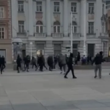 Pogledajte masovnu tučnjavu maskiranih mladića u centru Zagreba: Policija ih je brzo pronašla