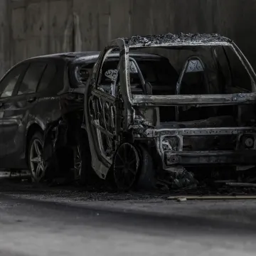 Buktinja u noći: Gorjeli automobili u Splitu, vatrogasci dojurili usred noći