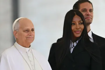Naomi Campbell upoznala Papu: Cijeli internet bruji o poklonu, a evo o čemu je riječ