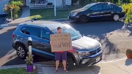 Svako jutro svojim susjedima nosi poruke: Žali se na buku, psa, ali jedna ih je baš pokopala