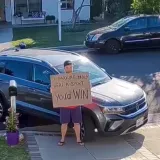 Svako jutro svojim susjedima nosi poruke: Žali se na buku, psa, ali jedna ih je baš pokopala