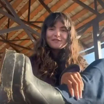 Ovo je Dora, prošla je pola Europe u štiklama, ima samo jedan cilj: 'Želim prikupiti novac...'