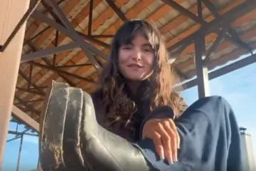 Ovo je Dora, prošla je pola Europe u štiklama, ima samo jedan cilj: 'Želim prikupiti novac...'