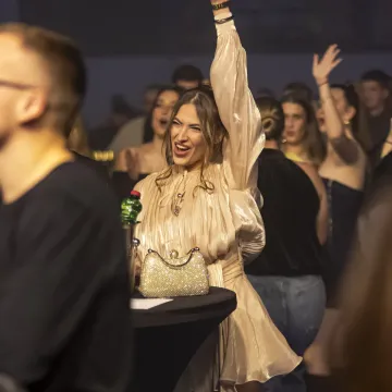 Publika plesala, ali ona je bila spektakl: Zgodna legica u zlatnoj haljinici zapalila Osijek