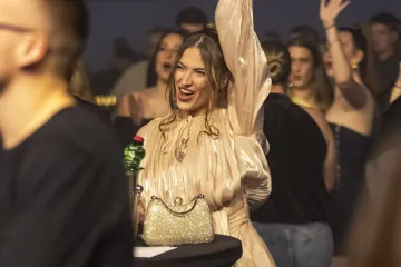 Publika plesala, ali ona je bila spektakl: Zgodna legica u zlatnoj haljinici zapalila Osijek