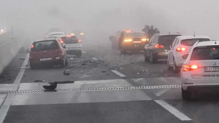 Krhotine na sve strane! Sudarila se tri automobila kod Karlovca, na terenu hitna i policija