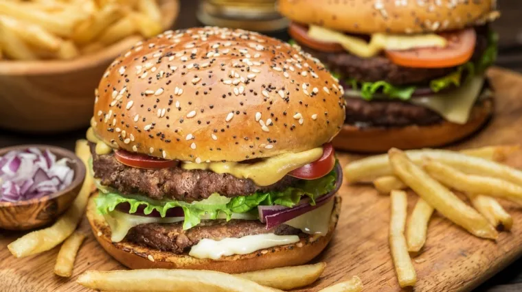 Mladić (22) se bori za život nakon što je progutao cijeli hamburger - bez žvakanja