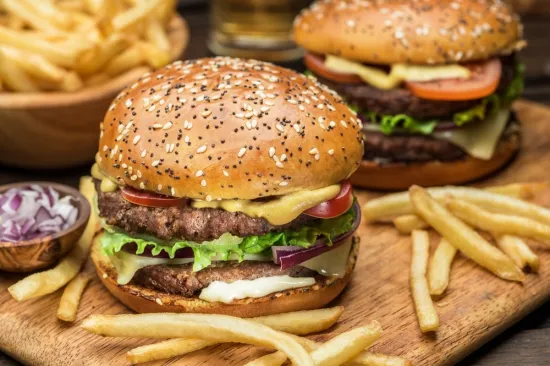 Mladić (22) se bori za život nakon što je progutao cijeli hamburger - bez žvakanja