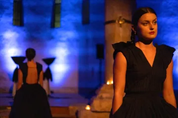 Tamnokosa Zadranka bila je magnet za znatiželjne poglede: Crna haljina stajala joj kao salivena