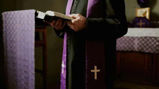 Tijelo svećenika pronašli u kanalu: Zamotali ga u crne vreće i svezali za stolicu