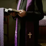 Tijelo svećenika pronašli u kanalu: Zamotali ga u crne vreće i svezali za stolicu