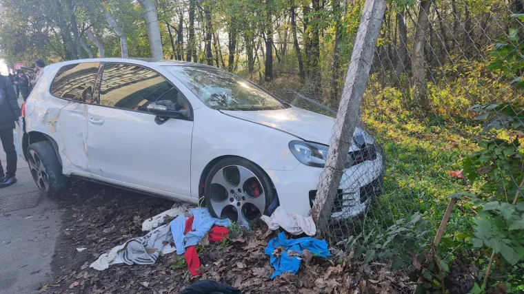 Autom se zaletio u gomilu ljudi u Beogradu, dvoje ljudi zarobljeno pod kotačima?