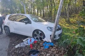 Autom se zaletio u gomilu ljudi u Beogradu, dvoje ljudi zarobljeno pod kotačima?