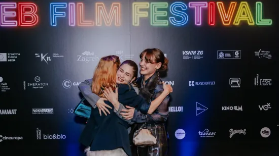 FOTO Sestre Runje iz 'Divljih pčela' privukle sve poglede na zagrebačkoj premijeri filma 'Bog neće pomoći'