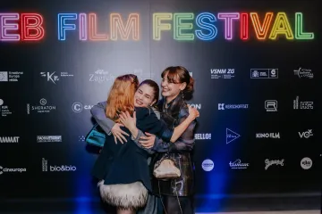 FOTO Sestre Runje iz 'Divljih pčela' privukle sve poglede na zagrebačkoj premijeri filma 'Bog neće pomoći'