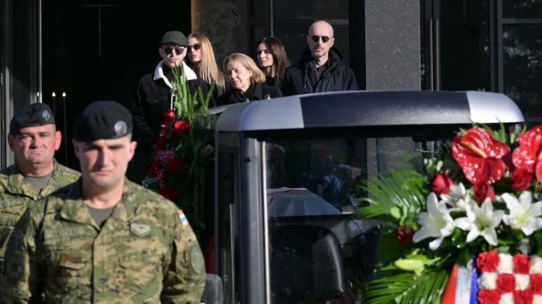 Čovjek za velika djela Josip Batarelo ispraćen uz vojne počasti: Na ovaj trenutak čekalo se 34 godine