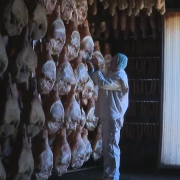 Blagdanski stol bez omiljene delicije: Hoće li pršut ove godine biti luksuz samo za bogate?