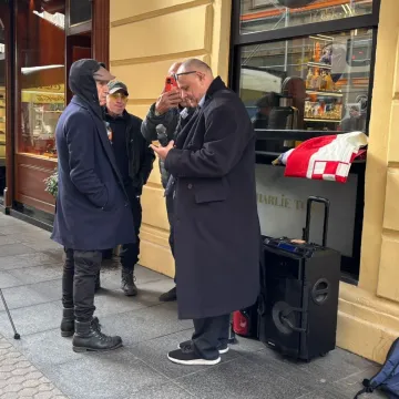 Thompsonova 'Bojna Čavoglave' trešti pred SNV-om: Keleminec i pristaše stigli sa zvučnikom