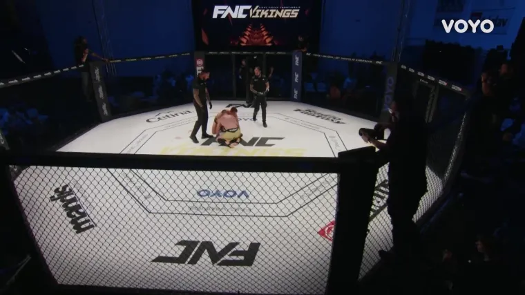 Otvorio mu arkadu, publika gledala potez cutmana u kavezu