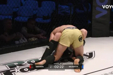 Ovo se ne viđa često: Usred meča ga uhvatio pa nosio od jednog do drugog dijela kaveza i bacio