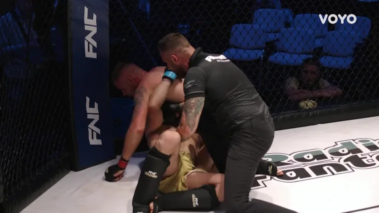 Uhvatio ga, digao pa bacio na pod, ali ekspresno se sve promijenilo