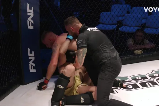 Uhvatio ga, digao pa bacio na pod, ali ekspresno se sve promijenilo