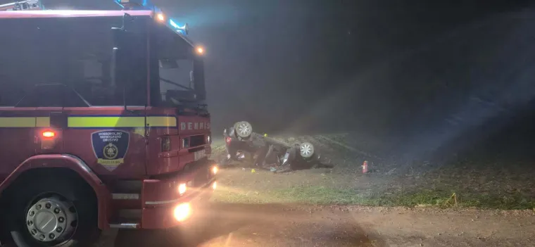 Stravični prizori: Automobil završio na krovu, četiri osobe prevezene u bolnicu