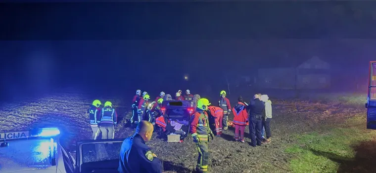 Stravični prizori: Automobil završio na krovu, četiri osobe prevezene u bolnicu