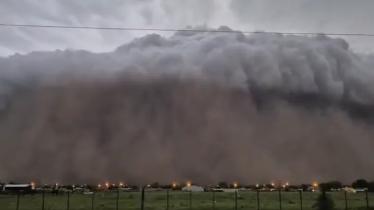 Dramatične snimke: 'Olujni zid' guta sve pred sobom