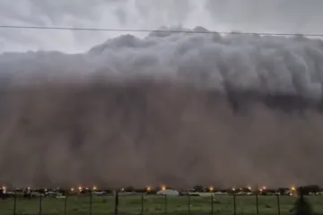 Dramatične snimke: 'Olujni zid' guta sve pred sobom