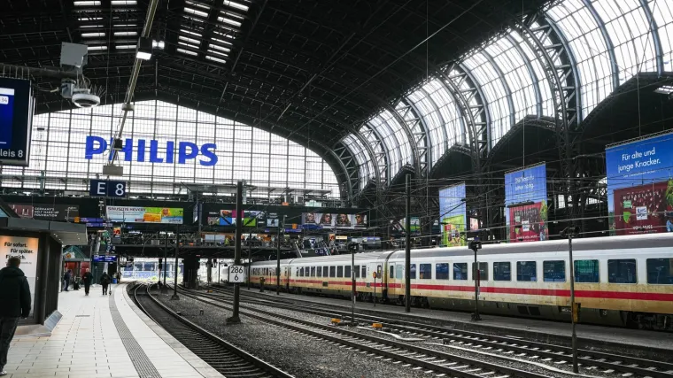 Pao s perona, pregazio ga vlak, ali je nekim čudom preživio