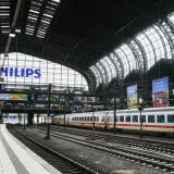 Pao s perona, pregazio ga vlak, ali je nekim čudom preživio