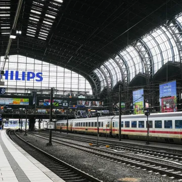 Pao s perona, pregazio ga vlak, ali je nekim čudom preživio