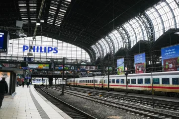 Pao s perona, pregazio ga vlak, ali je nekim čudom preživio