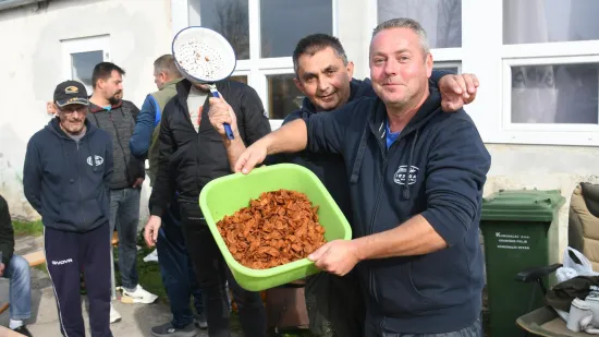 Slasni, masni, tko ih ne bi jeo! Čvarkijadi u Grubišnom polju nitko nije mogao odoljeti