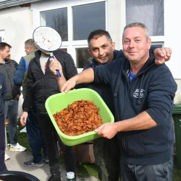 Slasni, masni, tko ih ne bi jeo! Čvarkijadi u Grubišnom polju nitko nije mogao odoljeti