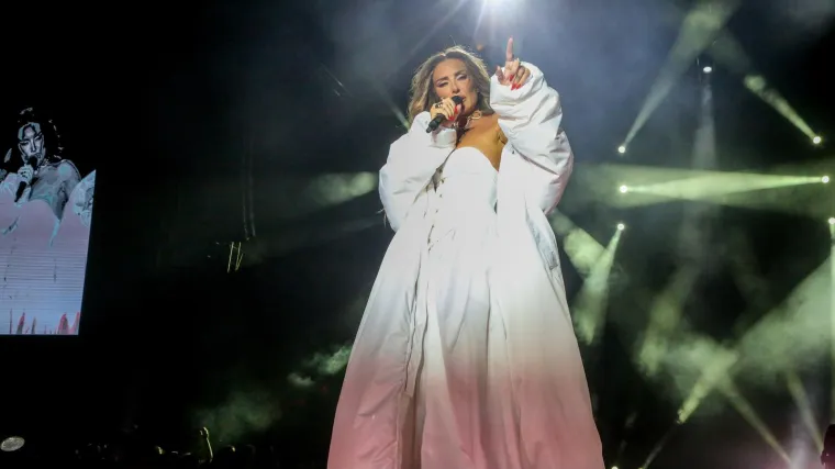 Panika na koncertu: Stela Rade zaustavila Senidin koncert jer je majci iznenada pozlilo