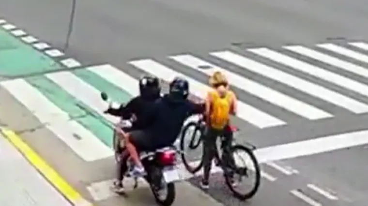 Šokantna snimka: Kao da se bori za život! Grčevito stisla lopovu nogu i nije puštala