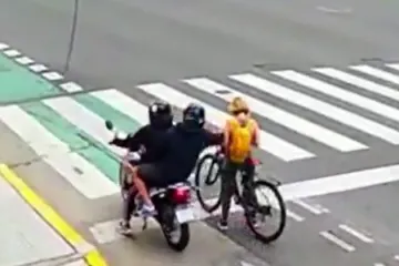 Šokantna snimka: Kao da se bori za život! Grčevito stisla lopovu nogu i nije puštala